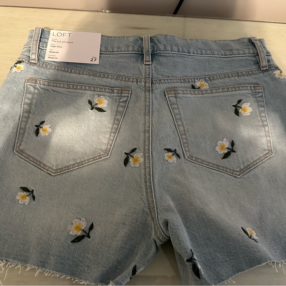 Loft women’s high rise frayed cut off denim shorts in floral embroidered - Picture 2 of 2